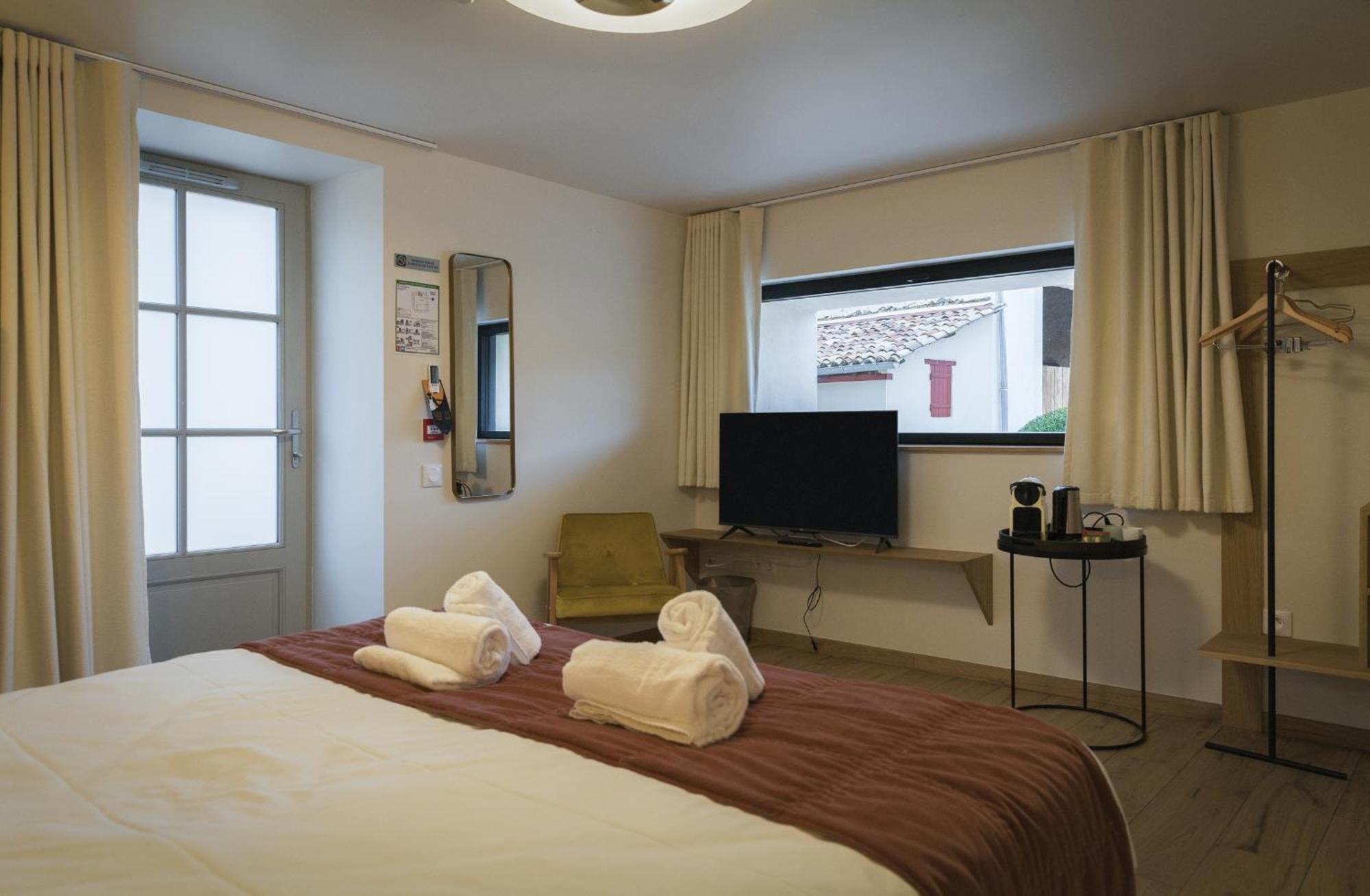 Domaine De L'Ecorcerie Hotel Fontaine-le-Comte Kültér fotó